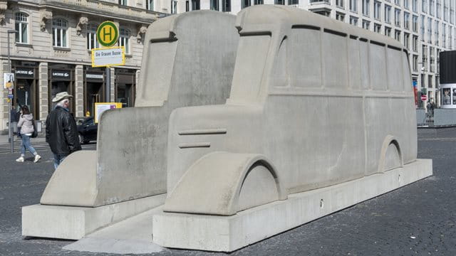 Das „Denkmal der Grauen Busse“ auf dem Rathenauplatz in Frankfurt, Foto: Petra Welzel