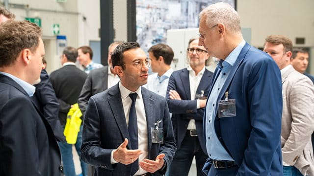 (v.l.n.r.) Oberbürgermeister Mike Josef und Stephan May, Siemens CEO Electrification & Automation,bei der Einweihung der Siemens-Werkserweiterung