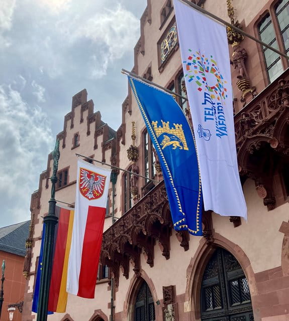 Die Flaggen der Partnerstädte Lviv und Tel Aviv-Yafo am Römerbalkon