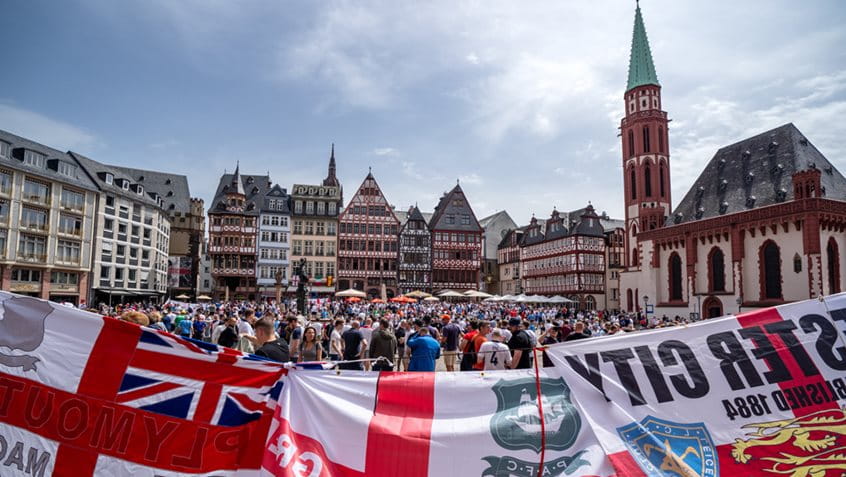 Auf dem Römerberg haben zahlreiche englische Fans ihre Flaggen gespannt, Foto: Holger Menzel