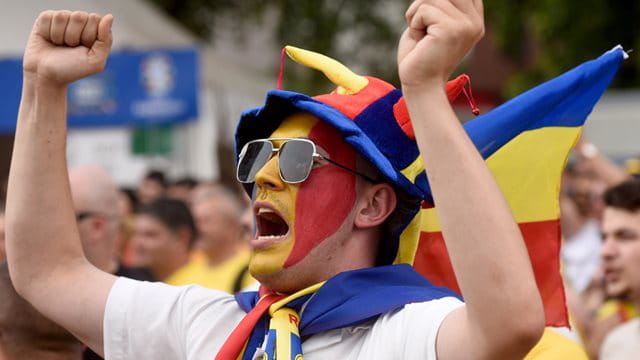 Bei den rumänischen Fans war die Freude über das Erreichen des Achtelfinals groß, Foto: Bernd Kammerer