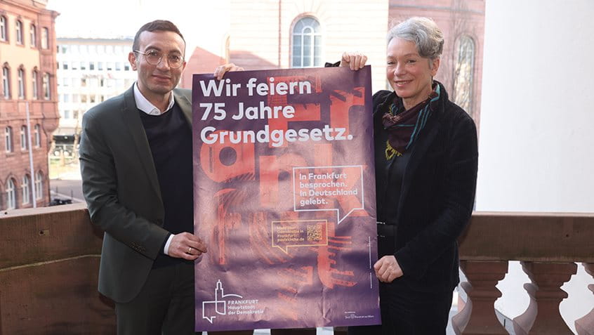 Oberbürgermeister Josef und Kulturdezernentin Hartwig mit dem Plakatmotiv „Wir feiern 75 Jahre Grundgesetz. In Frankfurt besprochen. In Deutschland gelebt.“ Foto: Maik Reuß