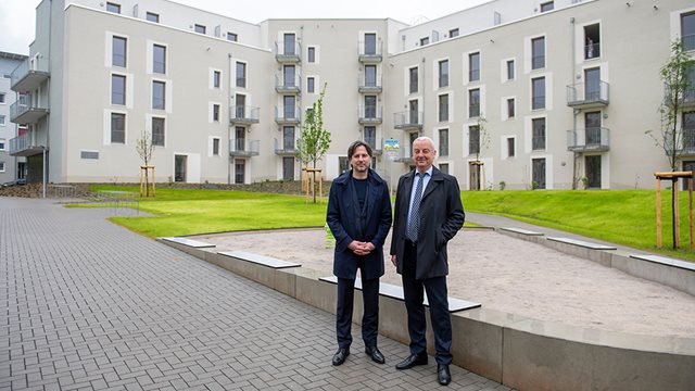 (v.l.n.r.) Dezernent für Planen und Wohnen Marcus Gwechenberger und ABG-Geschäftsführer Frank Junker; Foto: Andreas Mauritz