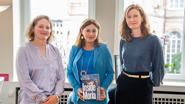 Bürgermeisterin Nargess Eskandari-Grünberg empfing die Autorinnen des Buches „Inside Moria“, Katrin Glatz Brubakk (links) und Guro Kulset Merakerås (rechts) in ihrem Dienstzimmer; Foto: Holger Menzel