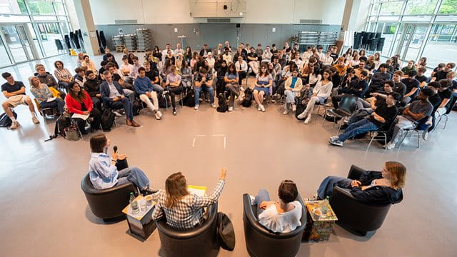Diskussion über Antisemitismus in der Aula der Liebigschule; Foto: Holger Menzel