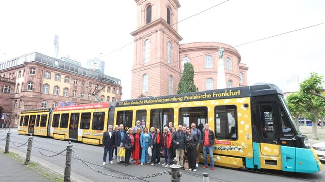 Mit 30 Gästen stieg Bürgermeisterin Eskandari-Grünberg vor der Paulskirche in die Paulskirchenjubiläums-Bahn, Foto: Maik Reuß