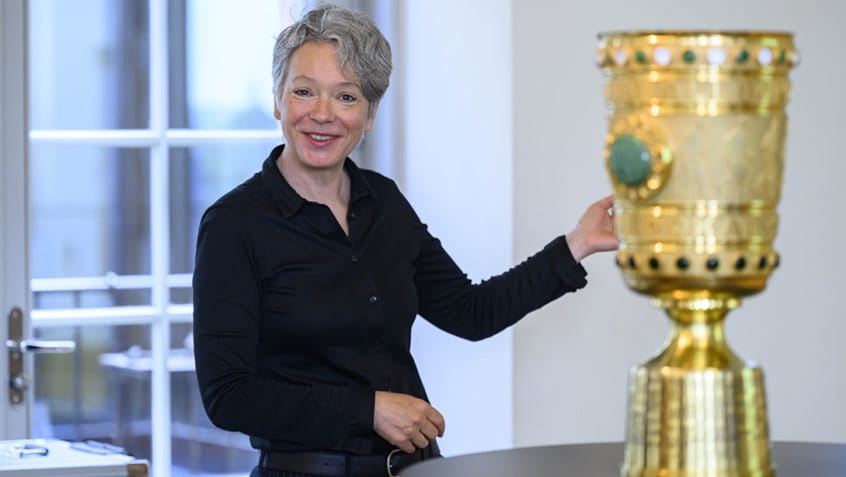 Kulturdezernentin Dr. Ina Hartwig mit dem DFB-Pokal, Foto: Salome Roessler