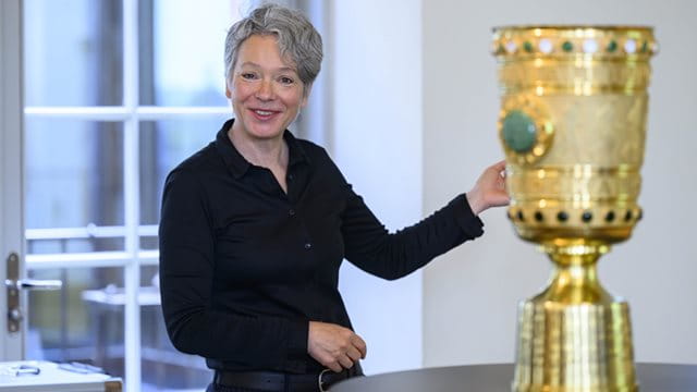 Kulturdezernentin Dr. Ina Hartwig mit dem DFB-Pokal Kulturdezernentin Dr. Ina Hartwig mit dem DFB-Pokal, Foto: Salome Roessler
