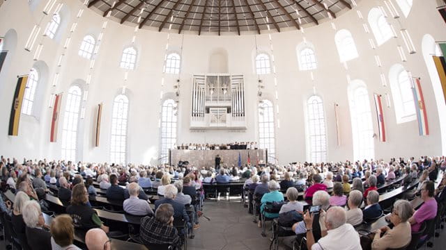 Blick in die voll besetzte Paulskirche während der Verleihung der Ehrenamts-Cards, Foto: Chris Christes