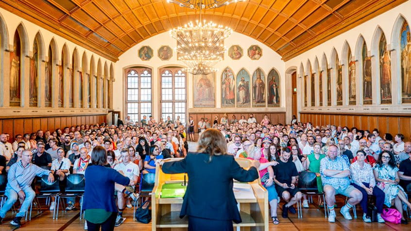 Bürgermeisterin steht bei ihrer Rede vor dem vollbesetzten Kaisersaal, Foto: Michael Braunschädel