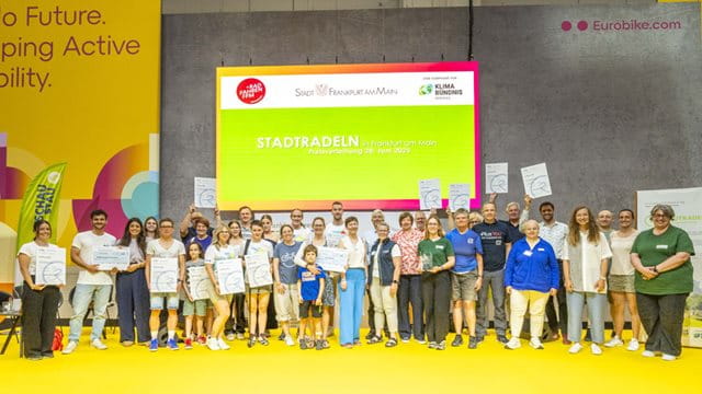 Die Gewinnerteams beim Stadtradeln 2025 bei der Preisverleihung auf der Eurobike Die Gewinnerteams beim Stadtradeln 2025 bei der Preisverleihung auf der Eurobike, Foto: Eckhard Krumpholz