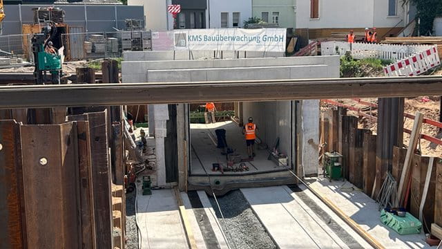 Das hundert Tonnen schwere Bauwerk. Blick auf die Baustelle, Foto: Johannes Schramm
