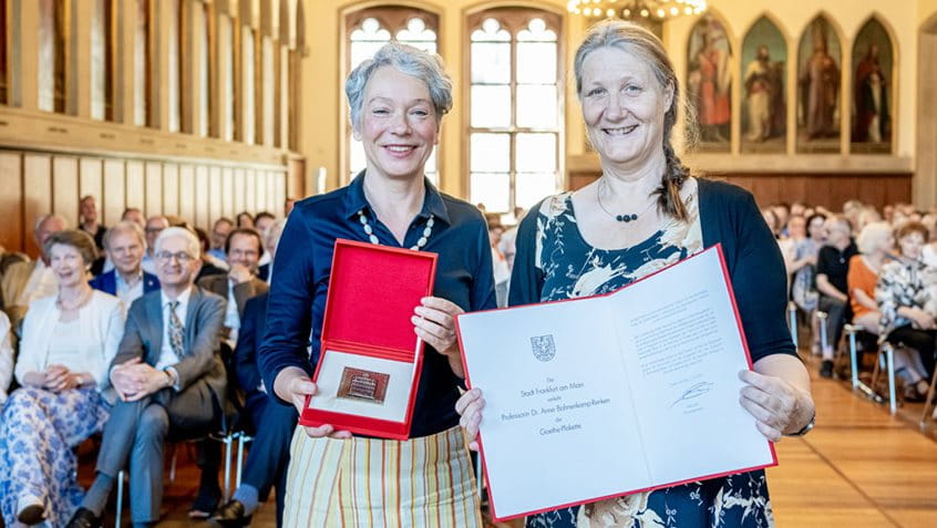 Überreichung der Urkunde und der Geoethe-Plakette durch Stadträtin Dr. Ina Hartwig (links) an die Preisträgerin, Foto: Michael Braunschädel