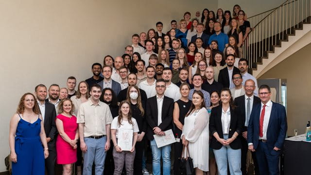 Gruppenbild der städtischen Absolventinnen und Absolventen mit Personaldezernent Bastian Bergerhoff Gruppenbild der städtischen Absolventinnen und Absolventen mit Personaldezernent Bastian Bergerhoff, Foto: Andreas Varnhorn