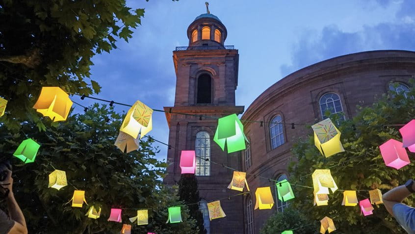 Bunte Lampions leuchten vor der Paulskirche, Foto: Jan Hassenpflug