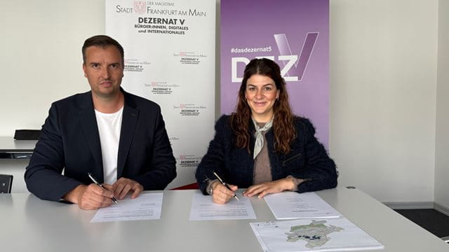 Raphael Kupfermann und Eileen O'Sullivan unterzeichnen die Ausbauvereinbarung zum Glasfaserausbau Raphael Kupfermann und Eileen O'Sullivan beim unterzeichnen der Ausbauvereinbarung zum Glasfaserausbau, Foto: Stadt Frankfurt am Main