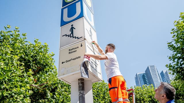 Ein Mitarbeiter der FES reinigt ein Stationsschild an der Hauptwache Ein Mitarbeiter der FES reinigt ein Stationsschild an der Hauptwache, Foto: Michael Braunschädel