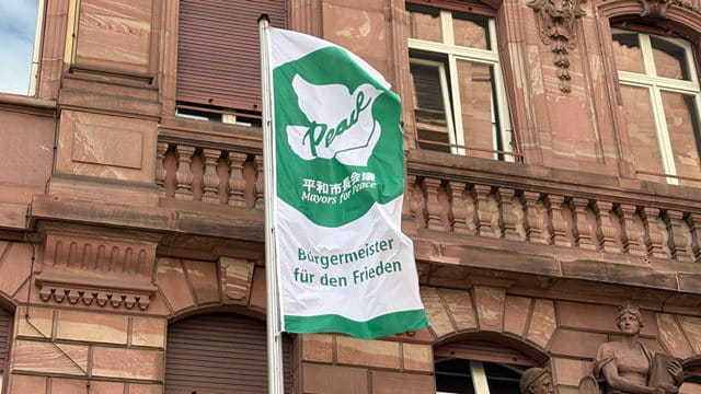 Die Mayors for Peace-Flagge vor der Paulskirche Die Mayors for Peace-Flagge vor der Paulskirche, Foto: Stadt Frankfurt am Main