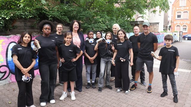 Bildungsdezernentin Sylvia Weber mit dem Projektteam in Sindlingen Dezernentin Sylvia Weber mit Jugendlichen