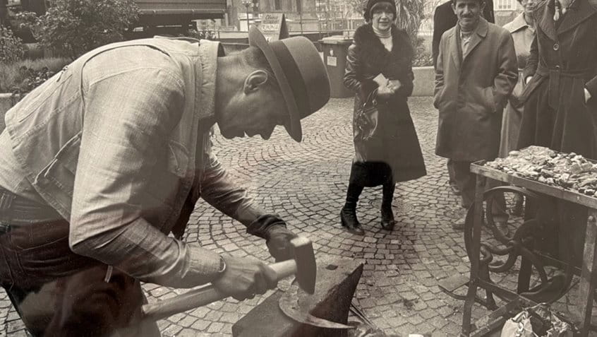 Eine Abfotografie des Fotos von Joseph Beuys auf dem Frankfurter Römerberg aus dem Jahr 1976; Foto: Barbara Klemm