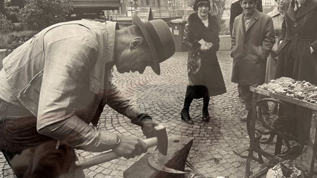 Eine Abfotografie des Fotos von Joseph Beuys auf dem Frankfurter Römerberg aus dem Jahr 1976 Eine Abfotografie des Fotos von Joseph Beuys auf dem Frankfurter Römerberg aus dem Jahr 1976; Foto: Barbara Klemm
