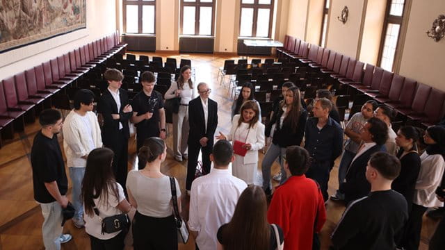 Bürgermeisterin Eskandari-Grünberg erläutert Schülern die Geschichte des Kaisersaals Bürgermeisterin Eskandari-Grünberg erläutert der Schülergruppe von der Franz-Böhm-Schule die Geschichte des Kaisersaals, Foto: Maik Reuß