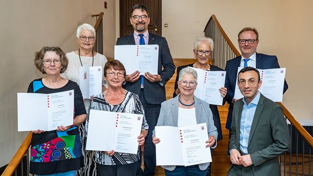 Die Empfängerinnen und Empfänger der Ehrenbriefe des Landes Hessen Die Empfängerinnen und Empfänger der Ehrenbriefe des Landes Hessen zusammen mit Oberbürgermeister Mike Josef; Foto: Holger Menzel