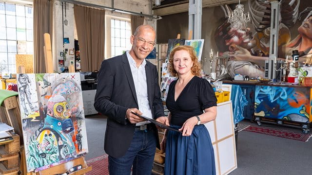 Portrait zum Dienstjubiläum von Elke Voitl mit Dr. Bastian Bergerhoff Sozialdezernentin Elke Voitl und Personaldezernent Bastian Bergerhoff im Naxos Atelier; Foto: Holger Menzel
