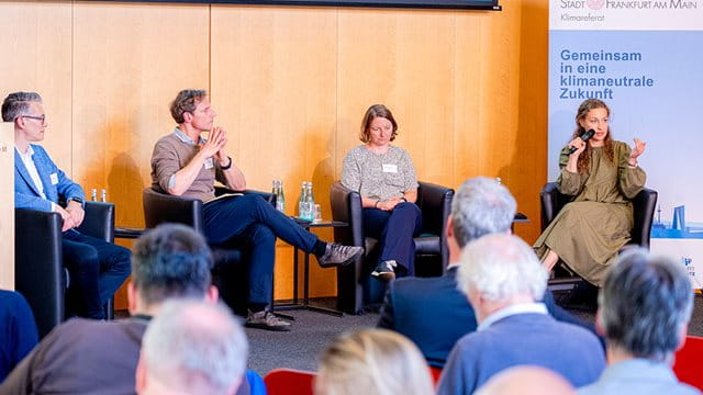 Kommunale Wärmeplanung Auf dem Podium: Marc Gasper, Klimareferat, Marcus Hummel, e-think energy research, Karen Janßen, Fraunhofer IFAM, sowie Klima- und Umweltdezernentin Tina Zapf-Rodríguez; Foto: Michael Braunschädel