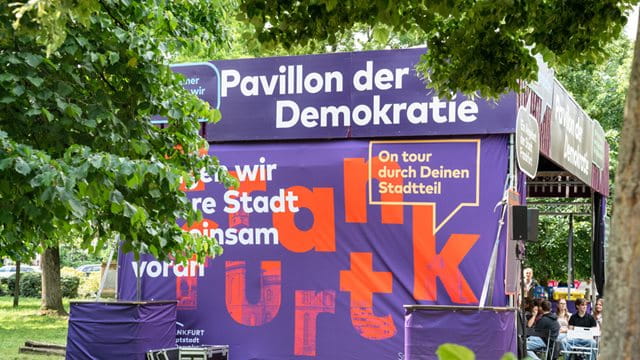 Pavillon der Demokratie in Sachsenhausen. Ein Pavillon mit der Beschriftung "Pavillon der Demokratie" steht auf einer Wiese in Frankfurt Sachenhausen, Foto: Holger Menzel