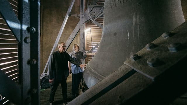 Die Ensemble Modern-Mitglieder bestaunen die Gloriosa im Kaiserdom Zwei Männer bestaunen die Gloriosa im Kaiserdom, Foto: Chris Christes