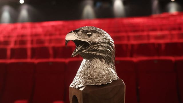 Award des ersten Internationalen Sport-Film-Festivals Frankfurt Adlerkopf aus Bronze, im Hintergrund Kinobestuhlung, Foto: Maik Reuß