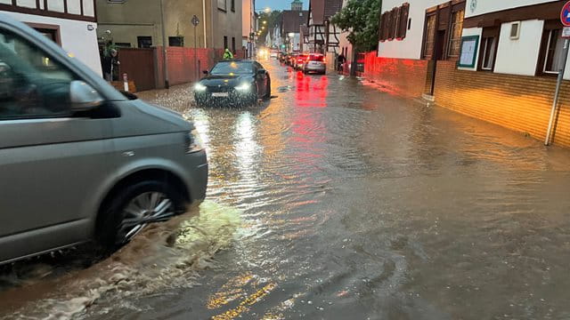 Überflutete Straßen in Frankfurt bei Starkregenfällen am 2. Mai 2024 Überflutete Straßen in Frankfurt bei Starkregenfällen, Foto: Volker Rothenburger