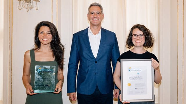VHS-Direktor Danijel Dejanović mit Tuğba Yilmaz (l.) und Jana Freudenberger VHS-Direktor Danijel Dejanović mit Tuğba Yilmaz (l.) und Jana Freudenberger, Referentinnen im Team Internationales der VHS, Foto: Sandrino Donnhauser