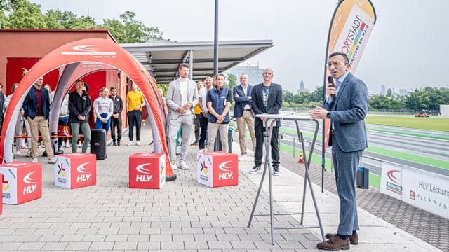 OB Mike Josef bei der Eröffnung der modernisierten Sportanlage Hahnstraße Oberbürgermeister Mike Josef bei der Eröffnung der modernisierten Sportanlage Hahnstraße, Foto: Michael Braunschädel