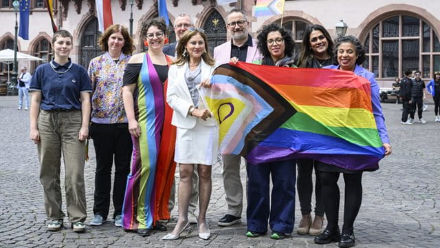 Bürgermeisterin Eskandari-Grünberg mit Kooperationspartnern des Pride Month Bürgermeisterin Eskandari-Grünberg mit Kooperationspartnern des Pride Month, Foto: Salome Roessler