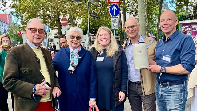 Emmert, Wüst, Singer und Wagner Familie Emmert, Wirtschaftsdezernentin Wüst, Stadtmarketing-Leiter Singer und Ralf Wagner von der AG Schweizer Straße