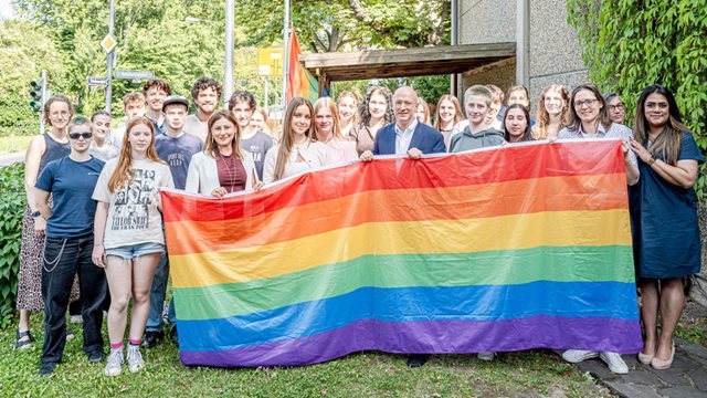 Pride-Flagge an der Helmholtzschule Helmholtz-Schülerinnen und Schüler der 11. und 12. Klasse hissten gemeinsam mit Bürgermeisterin Nargess Eskandari-Grünberg und Schulleiter Gerrit Ulmke (mitte) die Pride-Flagge, Foto: Michael Braunschädel