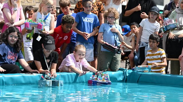 Schülerinnen und Schüler schicken auf dem Römerberg ihre Solarboote ins Rennen Schülerinnen und Schüler schicken auf dem Römerberg ihre Solarboote ins Rennen ,Foto: Umweltlernen in Frankfurt