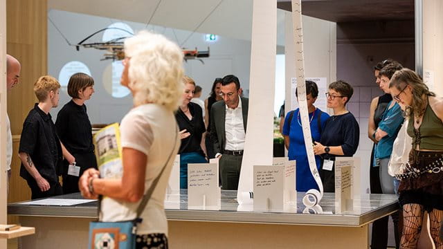 Eröffnung der Stadtlabor-Ausstellung Eröffnung der Stadtlabor-Ausstellung „Alle Tage Wohnungsfrage. Vom Privatisieren, Sanieren und Protestieren“ mit Oberbürgermeister Mike Josef (Mitte); Foto: Aslı Oezdemir