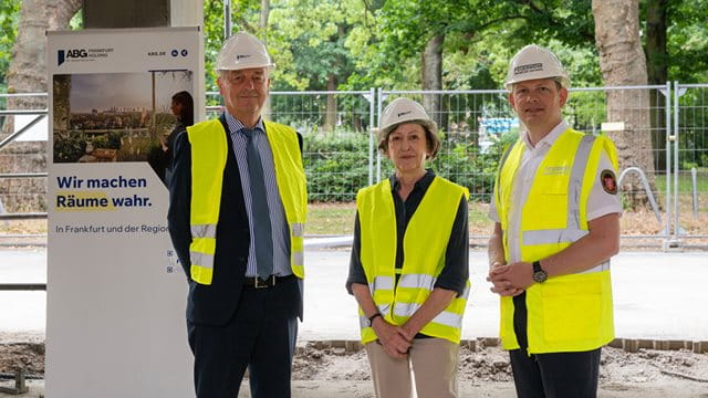 Frank Junker (links), Stadträtin Annette Rinn und Markus Röck, Amtsleiter der Branddirektion ABG-Geschäftsführer Frank Junker (links), Stadträtin Annette Rinn und Markus Röck, Amtsleiter der Branddirektion, bei der Baustellenbesichtigung, Copyright: ABG, Foto: Jochen Müller