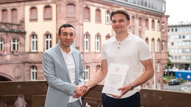 OB Mike Josef und Meris Avdagic bei der Überreichung der 1000. Ehrenamtskarte OB Mike Josef und Meris Avdagic bei der Überreichung der 1000. Ehrenamtskarte; Foto: Holger Menzel