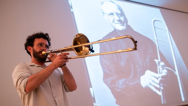Musiker Jonathan Strieder spielt Posaune vor einer Ansicht Mangelsdorffs Musiker Jonathan Strieder spielt Posaune vor einer Ansicht Mangelsdorffs, Foto: Andreas Varnhorn