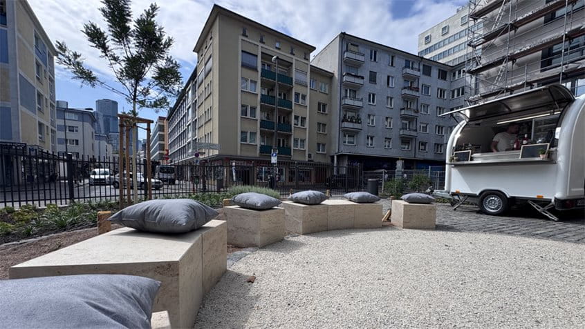Platz mit Sitzgelegenheiten