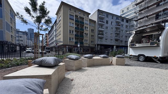 Neuer Platz an der Staufenmauer Platz mit Sitzgelegenheiten