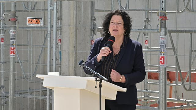 Dezernentin Sylvia Weber beim Richtfest für den Erweiterungsbau der Diesterwegschule Bildungs- und Baudezernentin Sylvia Weber steht hinter einem Pult mit Mikrofon, Foto: Felix Wachendörfer