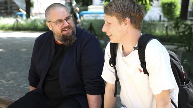 Steffen Viehmeier (links) und Jonathan Schmidt im Gespräch Steffen Viehmeier und Jonathan Schmidt im Gespräch und sitzen auf der Bank, Foto: Gesundheitsamt Frankfurt am Main
