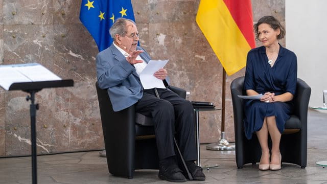 Der Zeitzeuge Hans Mattern im Gespräch mit hr-Moderatorin Marion Kuchenny Gedenkstunde in der Paulskirche aus Anlass des 80. Jahrestages des Endes des 2. Weltkrieges in Europa und der Befreiung vom Nationalsozialismus: Zeitzeuge Hans Mattern im Gespräch mit Marion Kuchens, Hessischer Rundfunk (Lesung und Dialog); Foto: Andreas Varnhorn