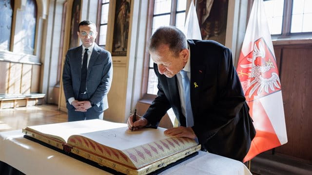 Ron Huldai trägt sich in Goldene Buch der Stadt Frankfurt am Main ein Ron Huldai trägt sich in Anwesenheit von Oberbürgermeister Mike Josef ins Goldene Buch der Stadt Frankfurt am Main ein, Foto: Stefanie Kösling