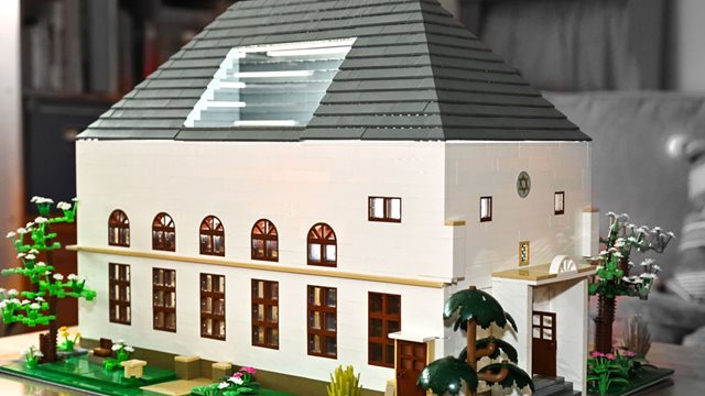 Nachbau der Synagoge Synagoge in der Unterlindau 23 Ein Nachbau aus Klemmbausteinen in der Kabinettausstellung „Jüdisches Leben sichtbar machen: Die Synagoge in der Unterlindau 23“, Foto: Daniel Fricke
